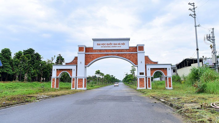 Dự án đầu tư xây dựng Đại học Quốc gia Hà Nội tại Hòa Lạc (Thạch Thất, Hà Nội) được Chính phủ phê duyệt năm 2002 với mục tiêu chính là xây dựng khu đô thị đại học hiện đại, tiên tiến bậc nhất Ðông Nam Á.