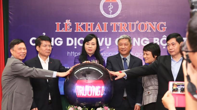 Bộ trưởng Nguyễn Thị Kim Tiến và đại diện các đơn vị cùng ấn nút khai trương Cồng dịch vụ công Bộ Y tế, sáng 13/11.