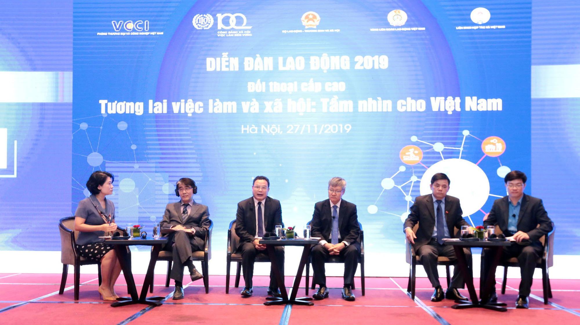 Các chuyên gia cùng chía sẻ tại phiên diễn đàn cấp cao về tương lai việc làm Việt Nam. Ảnh - Anh Tuấn. 