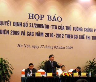 Phó thủ tướng và đại diện một số bộ, ngành tại cuộc họp báo - Ảnh: Từ Nguyên.