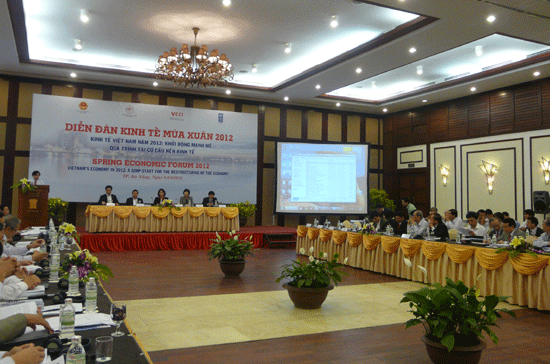 Diễn đàn “Kinh tế Việt Nam 2012: Khởi động mạnh mẽ quá trình tái cơ cấu nền kinh tế” diễn ra trong hai ngày 8 và 9/4 tại Đà Nẵng- Ảnh: TT