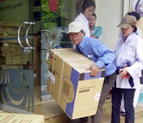 Mùa nóng, hàng điện lạnh tiêu thụ mạnh.