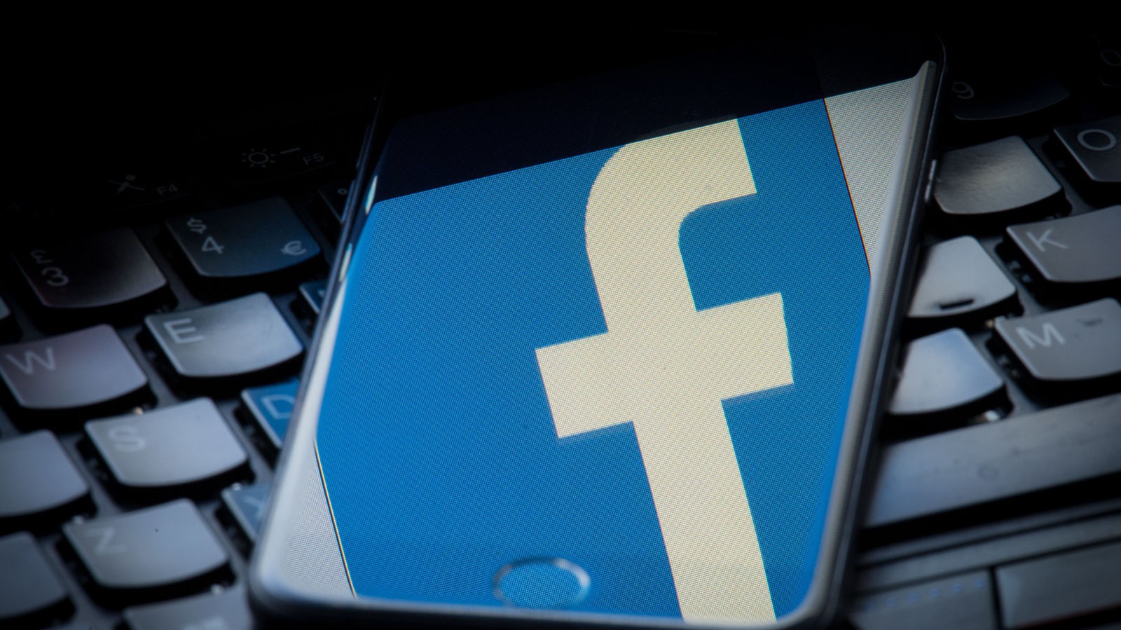 Theo đăng tuyển trên website của Facebook, mạng xã hội này đang cần thuê một quản lý để xây dựng một "tổ chức phát triển phần mềm, phần cứng và hệ thống chíp SoC/ASIC". 