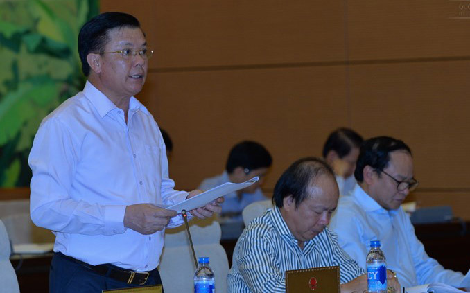 Không giấu được nỗi lo của người giúp Chính phủ tính toán chi tiêu túi tiền quốc gia, Bộ trưởng Tài chính chia sẻ, cũng có thành viên Chính phủ đề nghị nâng trần nợ công. Nhưng ông phản đối quyết liệt, kiên quyết bảo vệ giữ trần nợ công.<br>