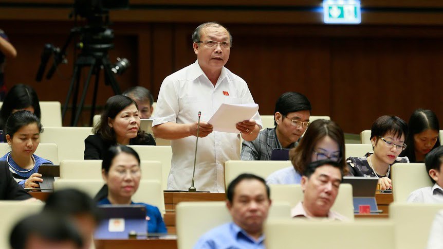 Đại biểu Đinh Duy Vượt (Gia Lai) phát biểu tại hội trường - Ảnh: Quang Phúc 