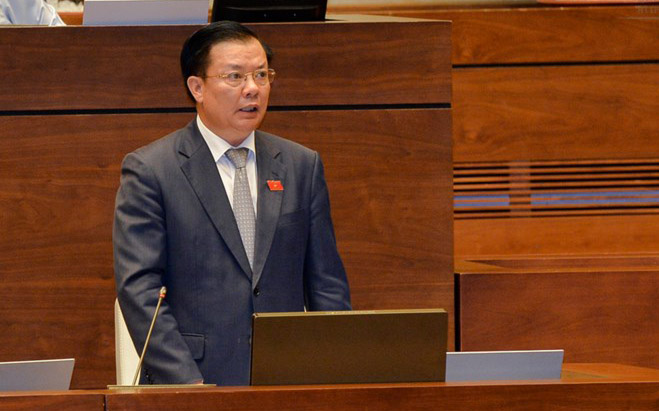 Bộ trưởng Bộ Tài chính Đinh Tiến Dũng giải trình trước Quốc hội.