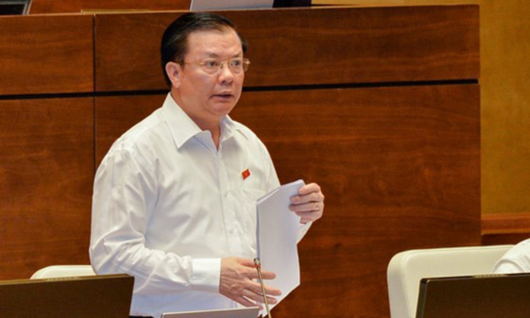 Bộ trưởng Bộ Tài chính Đinh Tiến Dũng giải trình ý kiến đại biểu.