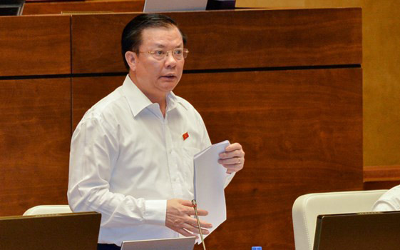 Bộ trưởng Bộ Tài chính Đinh Tiến Dũng giải trình ý kiến đại biểu.