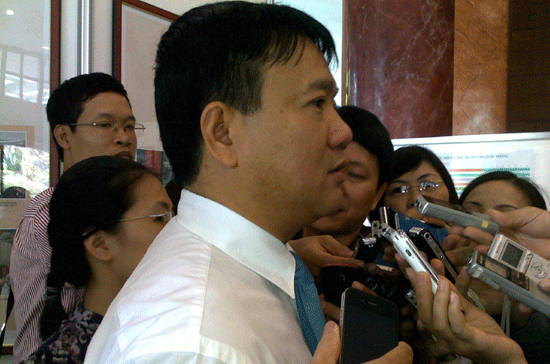 Bộ trưởng Bộ Giao thông Vận tải Đinh La Thăng trả lời phỏng vấn báo chí - Ảnh: Nguyên Hà.