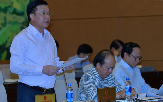 Bộ trưởng Bộ Tài chính Đinh Tiến Dũng báo cáo tại phiên họp của Uỷ ban Thường vụ Quốc hội