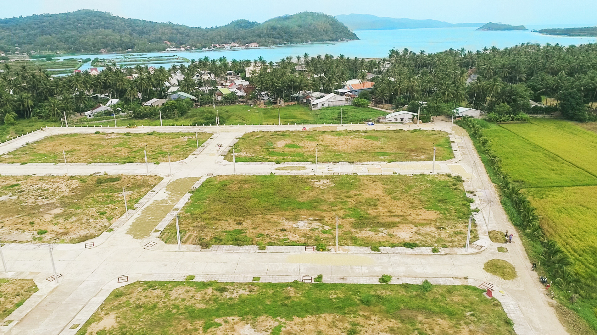 Khu dân cư Đồng Mặn có vị trí sát biển, giá dao động dưới 1 tỷ đồng/nền.