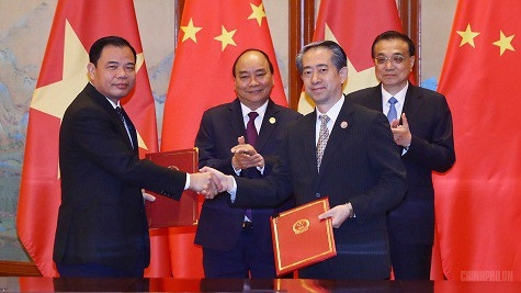 Lễ trao Nghị định thư giữa Bộ Nông nghiệp và Phát triển nông thôn Việt Nam và Tổng cục Hải quan Trung Quốc về các yêu cầu thú y và sức khỏe cộng đồng đối với các sản phẩm sữa của Việt Nam xuất khẩu sang Trung Quốc - Ảnh: VGP.