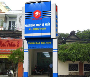 Bên ngoài một phòng giao dịch của Ngân hàng Đệ Nhất.