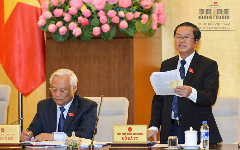 Phó chủ tịch Quốc hội Đỗ Bá Tỵ điều hành phiên thảo luận.