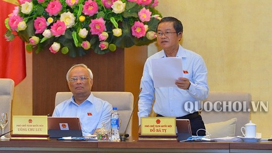 Phó chủ tịch Quốc hội Đỗ Bá Tỵ điều hành phiên thảo luận.
