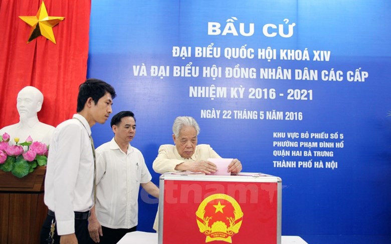 Ở tuổi 100, Nguyên Tổng bí thư Đỗ Mười vẫn tham gia bầu cử.
