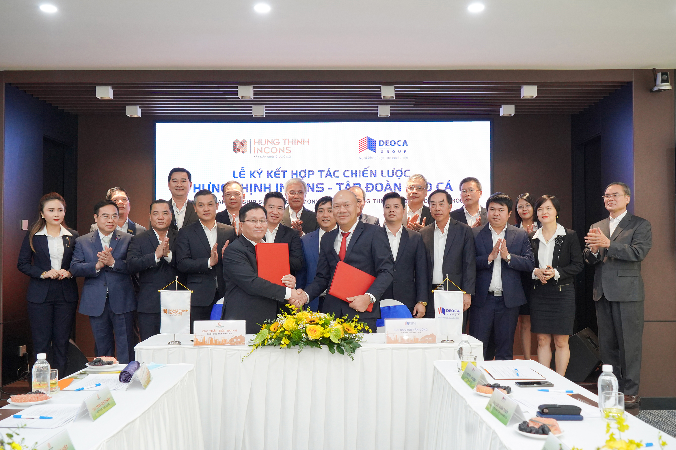 Ông Nguyễn Tấn Đông - Tổng giám đốc Tập đoàn Đèo Cả và ông Trần Tiến Thanh - Tổng giám đốc Hưng Thịnh Incons thực hiện nghi thức ký kết hợp tác trước sự chứng kiến của đại diện các bên.