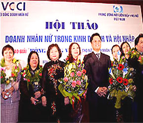 Bà Trương Mỹ Hoa - Phó Chủ tịch nước, Chủ tịch VCCI Vũ Tiến Lộc  cùng với các “Bông hồng vàng” 2005.
