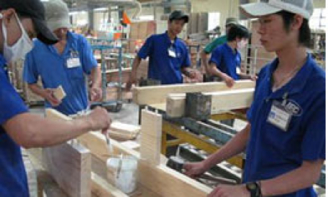 Bắt đầu từ năm nay, khi xuất khẩu đồ gỗ vào hai thị trường lớn là Mỹ và châu Âu (EU) các doanh nghiệp sẽ phải có giấy chứng nhận về nguồn gốc đối với gỗ đã sử dụng.