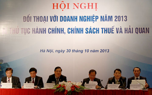 Lãnh đạo Bộ Tài chính, Tổng cục Thuế, hải quan và VCCI chủ trì buổi đối thoại với doanh nghiệp, ngày 3010.<br>