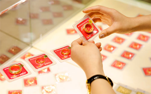 Nhẫn vàng tròn trơn bày bán trong một cửa hiệu DOJI.<br>