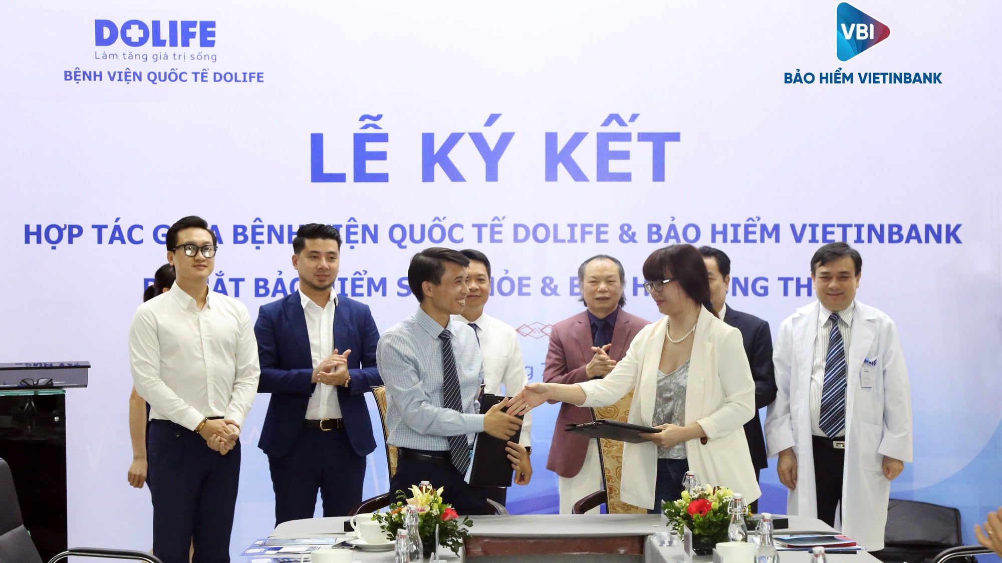 Đại diện VBI (bên trái) ký kết hợp tác cùng đại diện Dolife