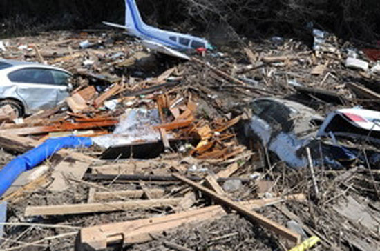 Cảnh đổ nát bên ngoài sân bay Sendai ở Natori, tỉnh Miyage sau trận động đất kinh hoàng - Ảnh: AFP/TTXVN.