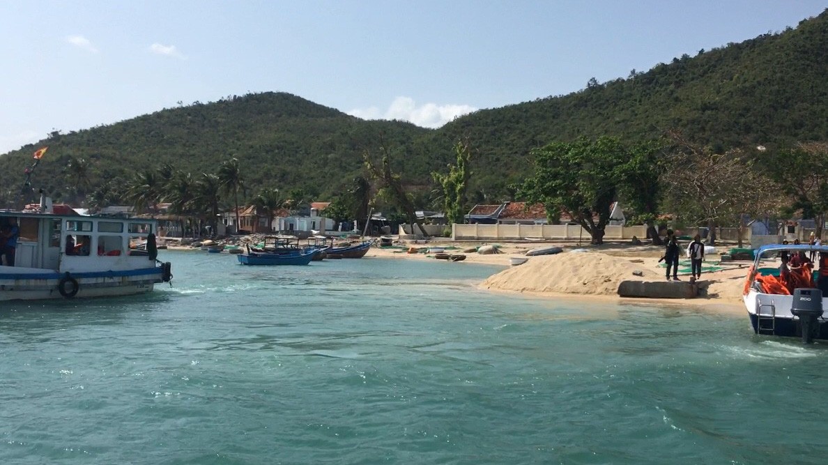 Việc tạm ngưng mua bán đất này được cho là để hạn chế tình trạng "cò đất", môi giới lộng hành, thao túng đẩy giá đất sốt ảo.