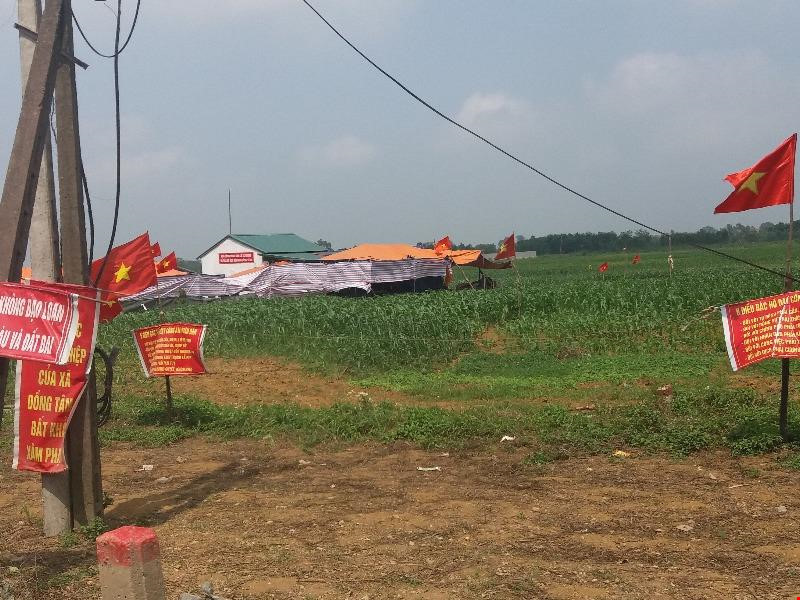 Liên quan đến việc tranh chấp đất đai tại xã Đồng Tâm, ngày 7/7 vừa qua, Thanh tra Hà Nội cũng đã công bố dự thảo kết luận thanh tra toàn diện đất đai khu sân bay Miếu Môn, xã Đồng Tâm, huyện Mỹ Đức.