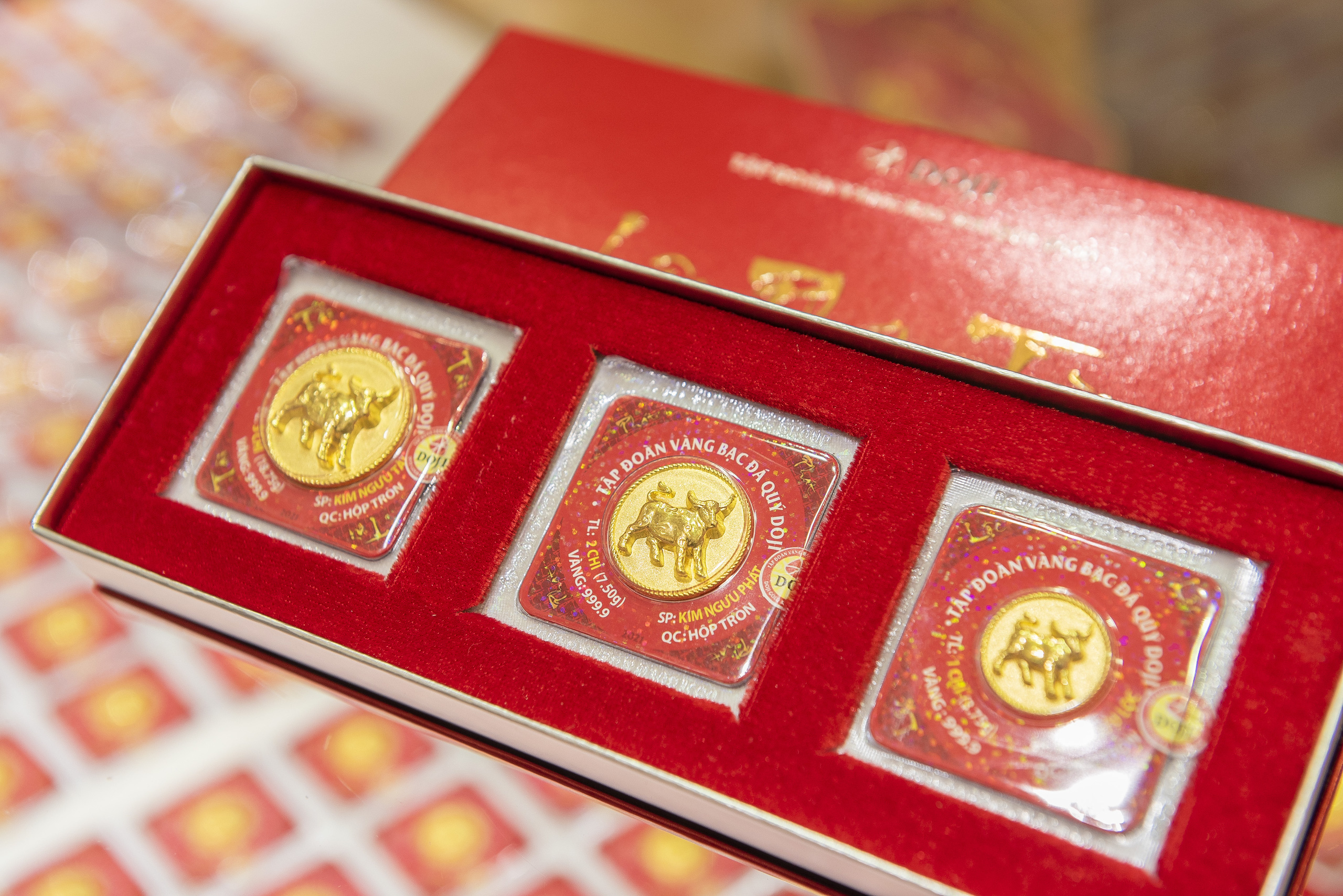 Sản phẩm vàng ép vỉ có hình dáng trâu vàng.