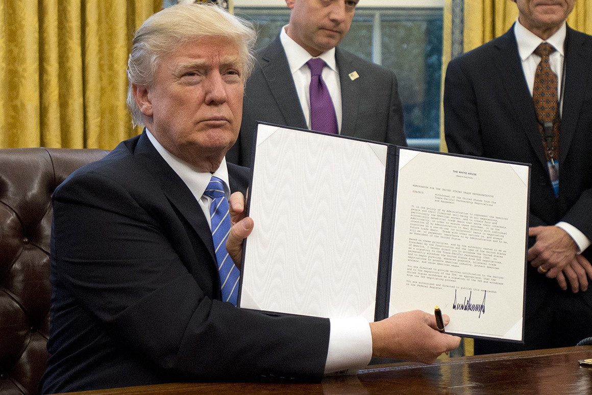 Tổng thống Trump công bố quyết định rút Mỹ khỏi đàm phán hiệp định TPP ngày 23/1/2017, ba ngày sau khi nhậm chức - Ảnh: Getty Images.