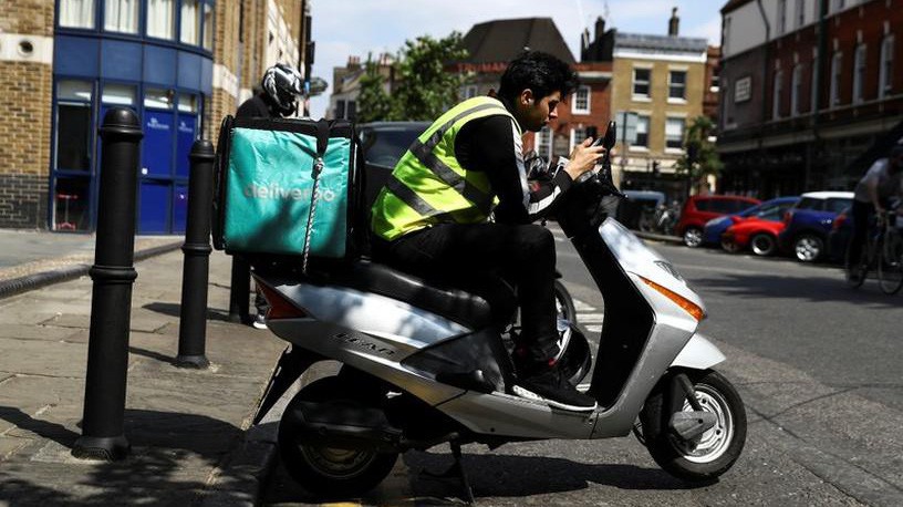 Nhân viên giao hàng của Deliveroo - Ảnh: Reuters.