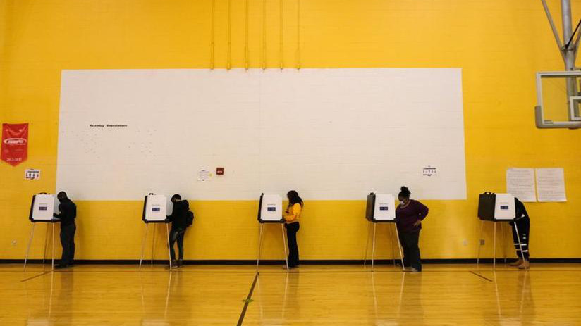 Cử tri Mỹ điền phiếu bầu tại một điểm bầu cử ở Cincinnati, bang Ohio ngày 3/11 - Ảnh: Reuters.