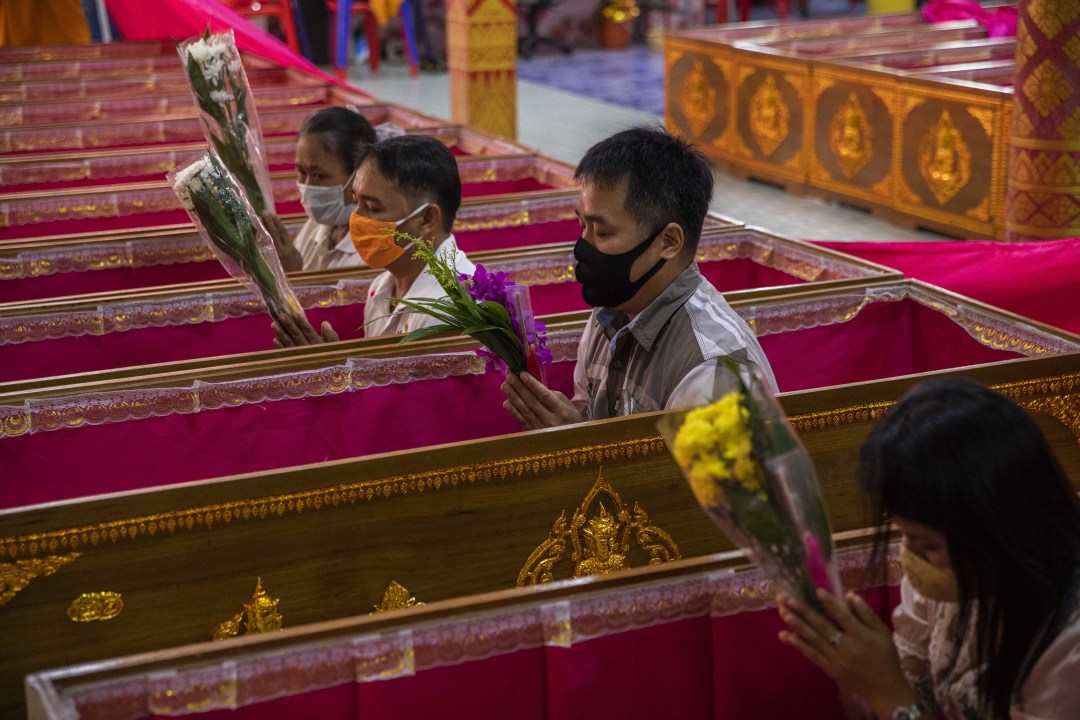 Năm nay, người dân Thái Lan cầu nguyện đón năm mới theo cách hoàn toàn khác với các tấm vách ngăn để duy trì giãn cách phòng dịch bệnh lây lan - Ảnh: LATimes