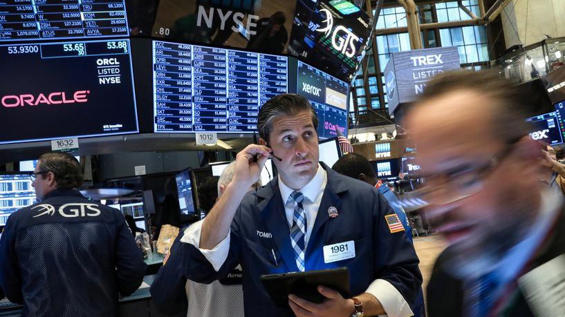 Các nhà giao dịch trên sàn NYSE - Ảnh: Reuters.