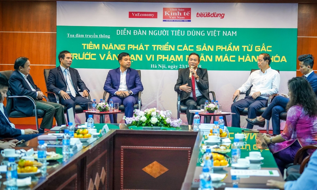 Các diễn giả tại cuộc tọa đàm sáng 23/11 tại Hà Nội.