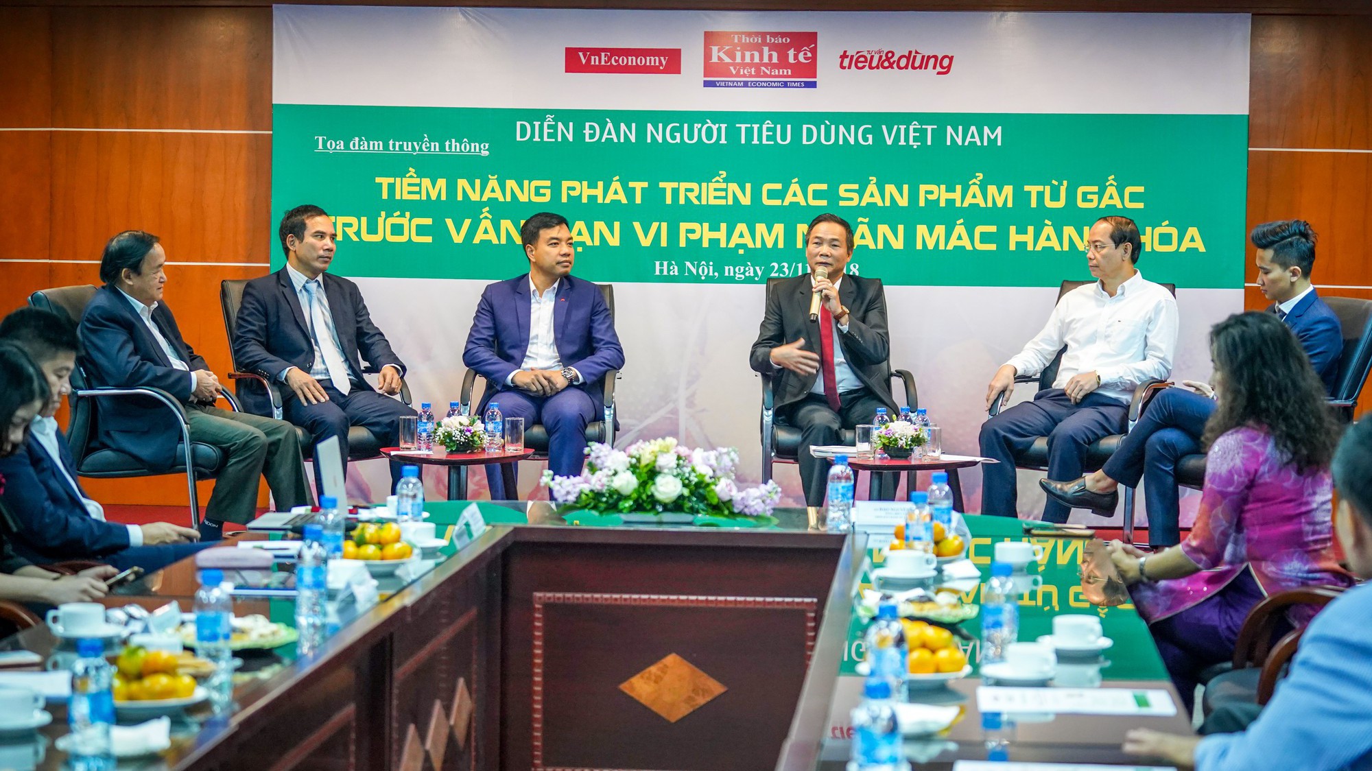 Các diễn giả tại cuộc tọa đàm sáng 23/11 tại Hà Nội.