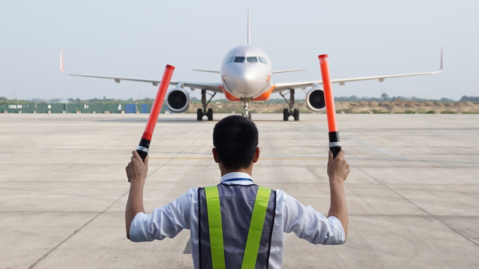 Đối với vận tải hàng không, để du lịch Việt Nam phát triển thuận lợi, ông Nam kiến nghị, cần nhất quán chủ trương mở cửa bầu trời, tự do hóa vận tải hàng không nội địa và quốc tế, từ khâu cấp giấy phép thành lập hãng hàng không cho đến khâu cấp thương quyền khai thác, để có thêm một số hãng hàng không ra đời và tham gia bay nội địa, quốc tế - Ảnh: Quang Phúc.