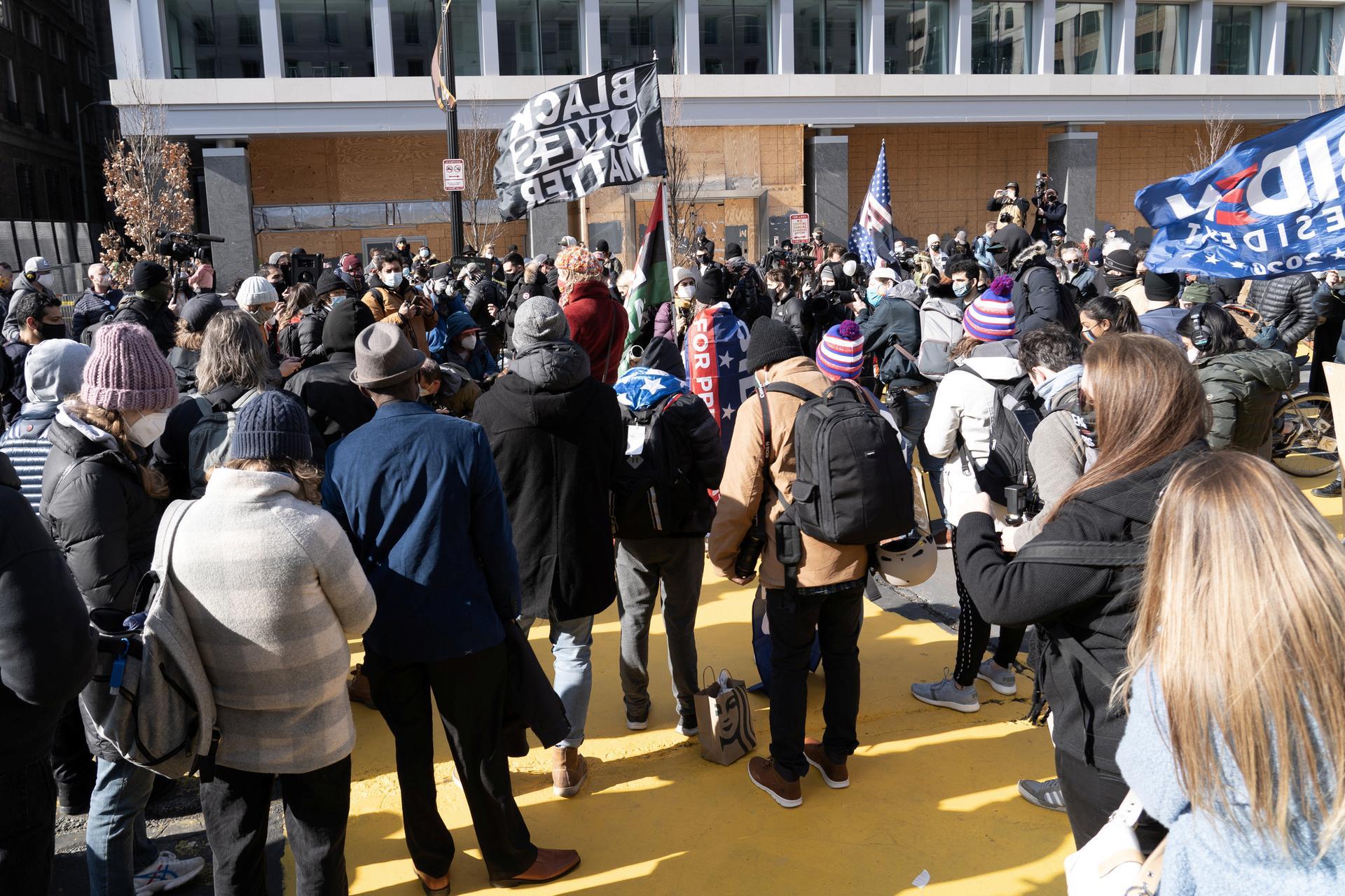 Nhiều người tập trung tại Black Lives Matter Plaza gần Nhà Trắng để xem lễ nhậm chức - Ảnh: The National