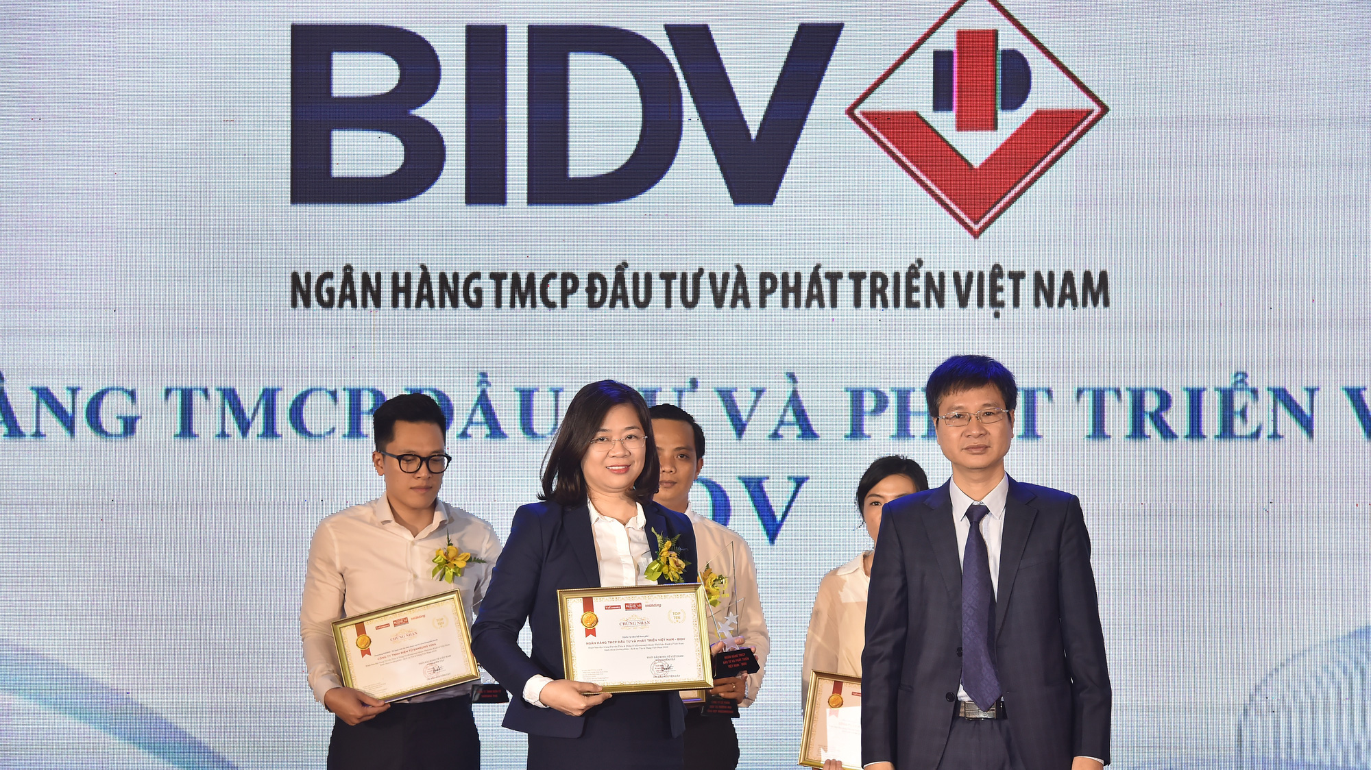 Bà Nguyễn Thị Kim Phượng, Phó Giám đốc Ban Khách hàng doanh nghiệp nhỏ và vừa, đại diện BIDV nhận danh hiệu “Tin & Dùng Việt Nam 2019” cho dịch vụ Thu hộ học phí.