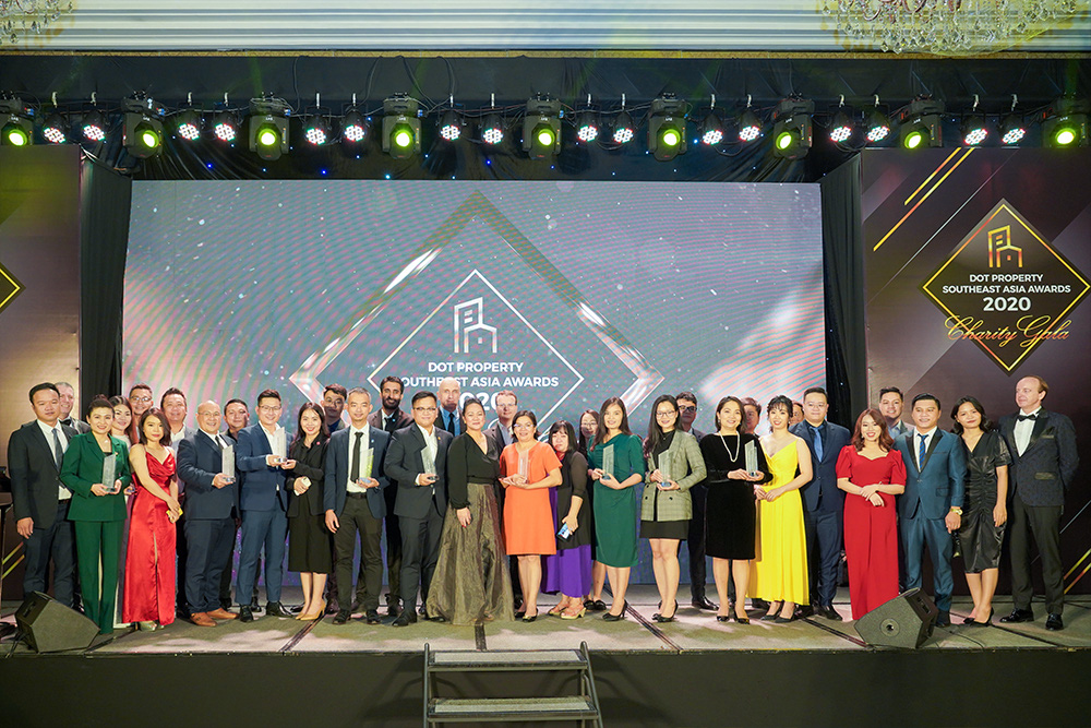 Đại diện Hưng Thịnh Land chụp hình cùng các doanh nghiệp, doanh nhân được vinh danh tại Lễ trao giải Dot Property Southeast Asia Awards 2020.