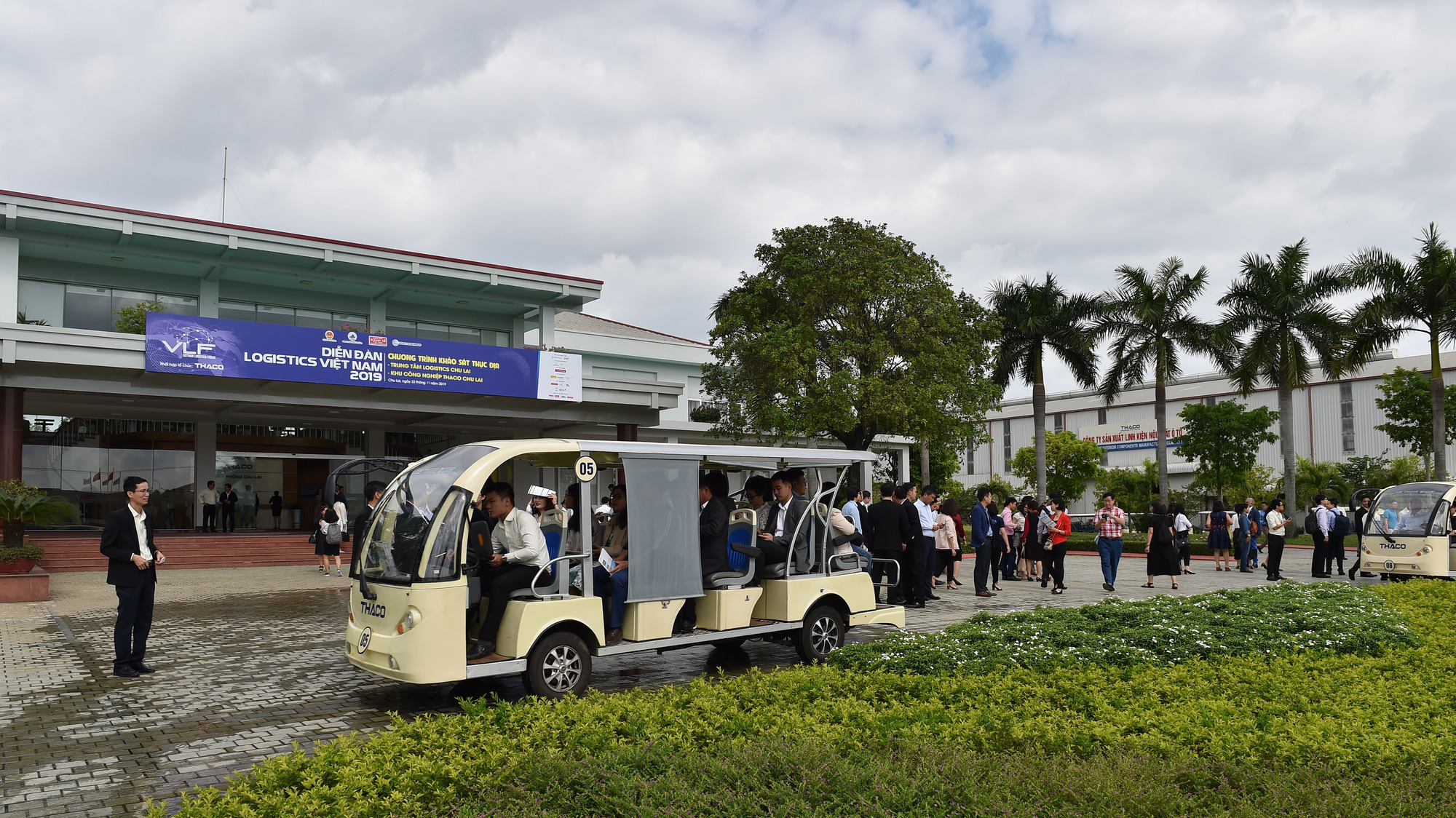 Đoàn đại biểu tham dự Diễn đàn Logistics Việt Nam 2019 tham quan nhà máy sản xuất ô tô Trường Hải