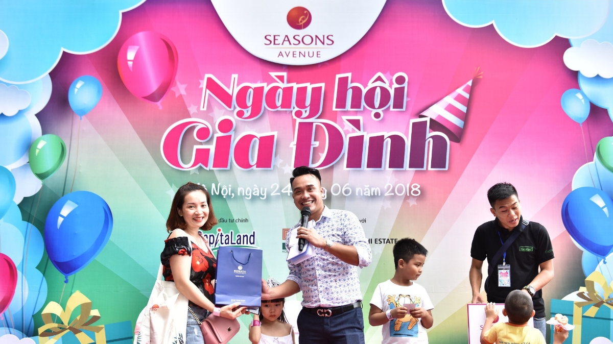 Ban tổ chức tặng quà cho các cư dân Seasons Avenue.