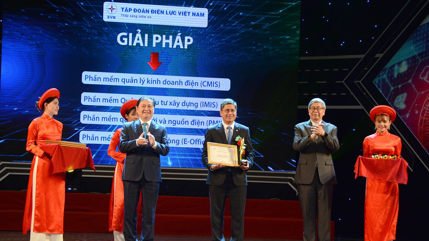 Đại diện EVN nhận giải thưởng danh giá