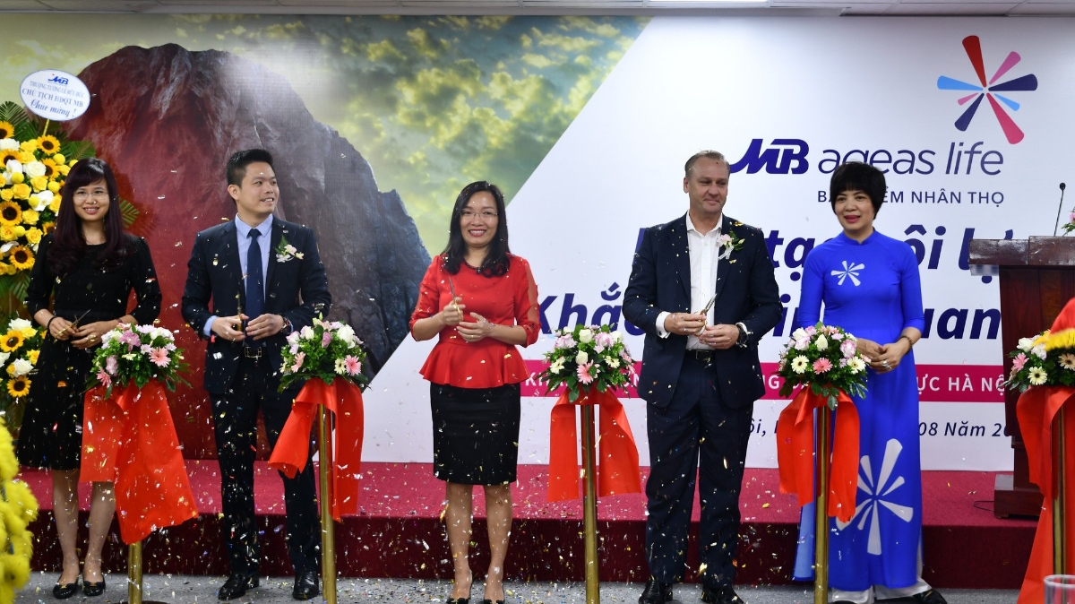 Lãnh đạo MB Ageas Life cùng các đối tác cắt băng khai trương văn phòng mới.