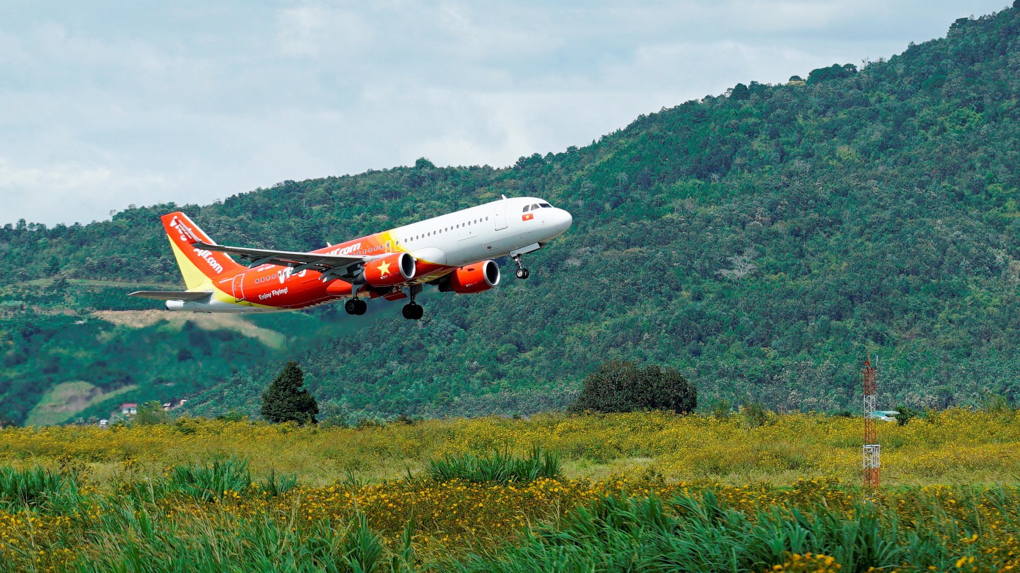 Vietjet đang khai thác 45 máy bay A320 và A321, thực hiện khoảng 350 chuyến bay mỗi ngày và đã vận chuyển xấp xỉ 40 triệu lượt hành khách, với 73 đường bay phủ khắp các điểm đến tại Việt Nam và quốc tế như Hồng Kông, Singapore, Hàn Quốc, Đài Loan, Trung Quốc, Thái Lan, Indonesia, Myanmar, Malaysia, Campuchia...