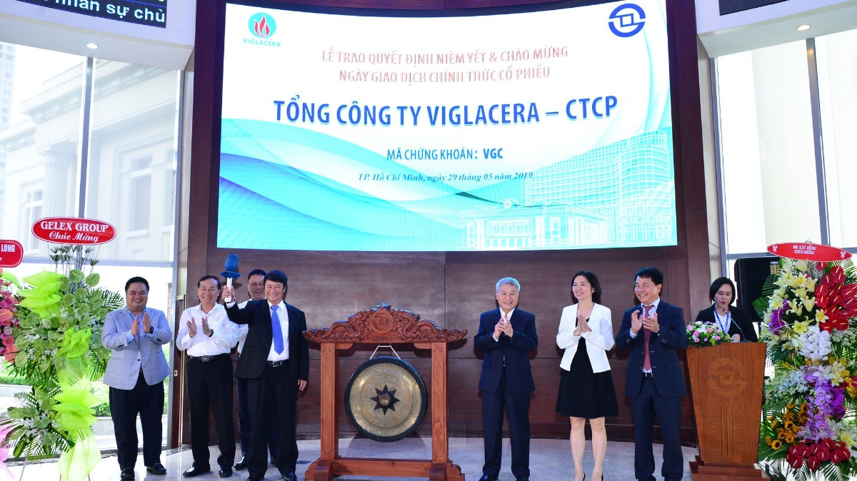 Ông Luyện Công Minh, Chủ tịch Hội đồng Quản trị Tổng công ty Viglacera - Công ty Cổ phần thực hiện nghi thức đánh cồng.