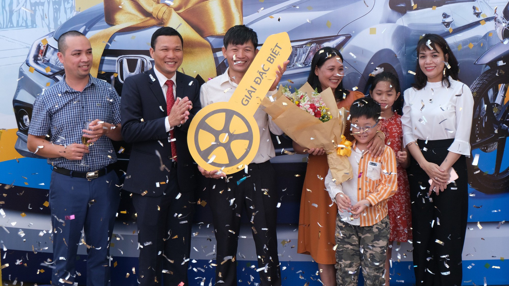 Anh Ngô Tấn Luyến trở thành khách hàng may mắn nhất giành được phần thưởng đặc biệt là chiếc xe ô tô Honda City 2019 trị giá hơn 500 triệu đồng.