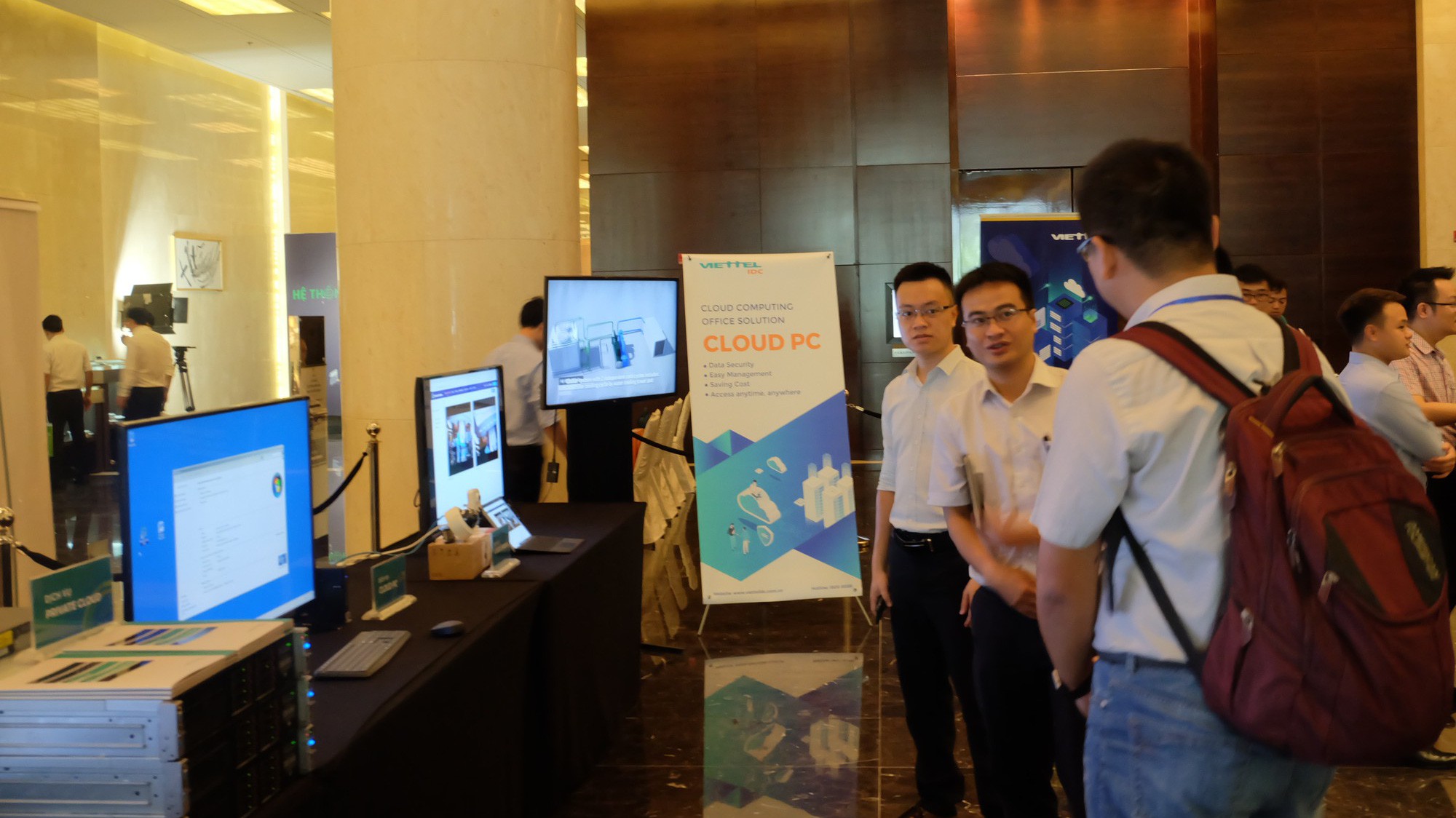 Các doanh nghiệp đã được trực tiếp tư vấn và trải nghiệm các dịch vụ của Viettel IDC, các ứng dụng của Viettel Solutions và Chungwa Telecom, tại khu trưng bày dịch vụ.