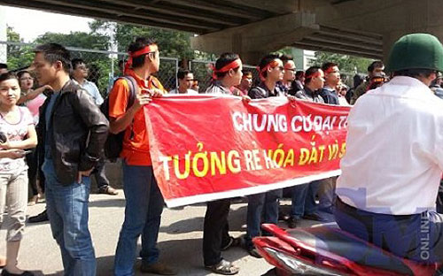 Khách hàng tụ tập phản đối chủ dự án chung cư Đại Thanh.<br>